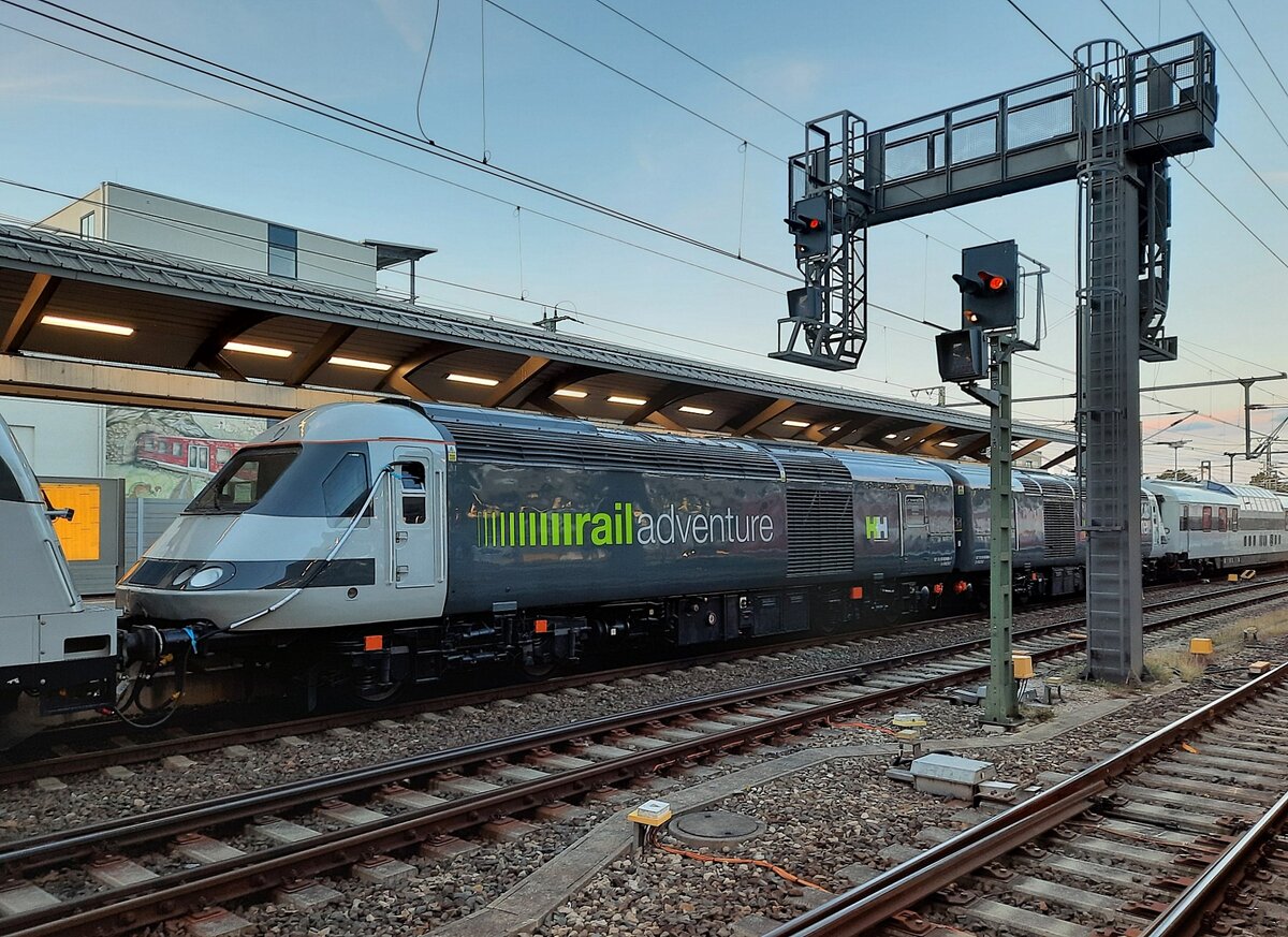 Die beiden britschen Class 43  92 70 0043480-7 D-RADVE + 92 70 0043484-9 D-RADVE im Zugverband der  mobilen Messe  von railadventure, am 30.09.2021 in Erfurt Hbf. Der Messzug kam als RE 88819 aus Orlamünde.