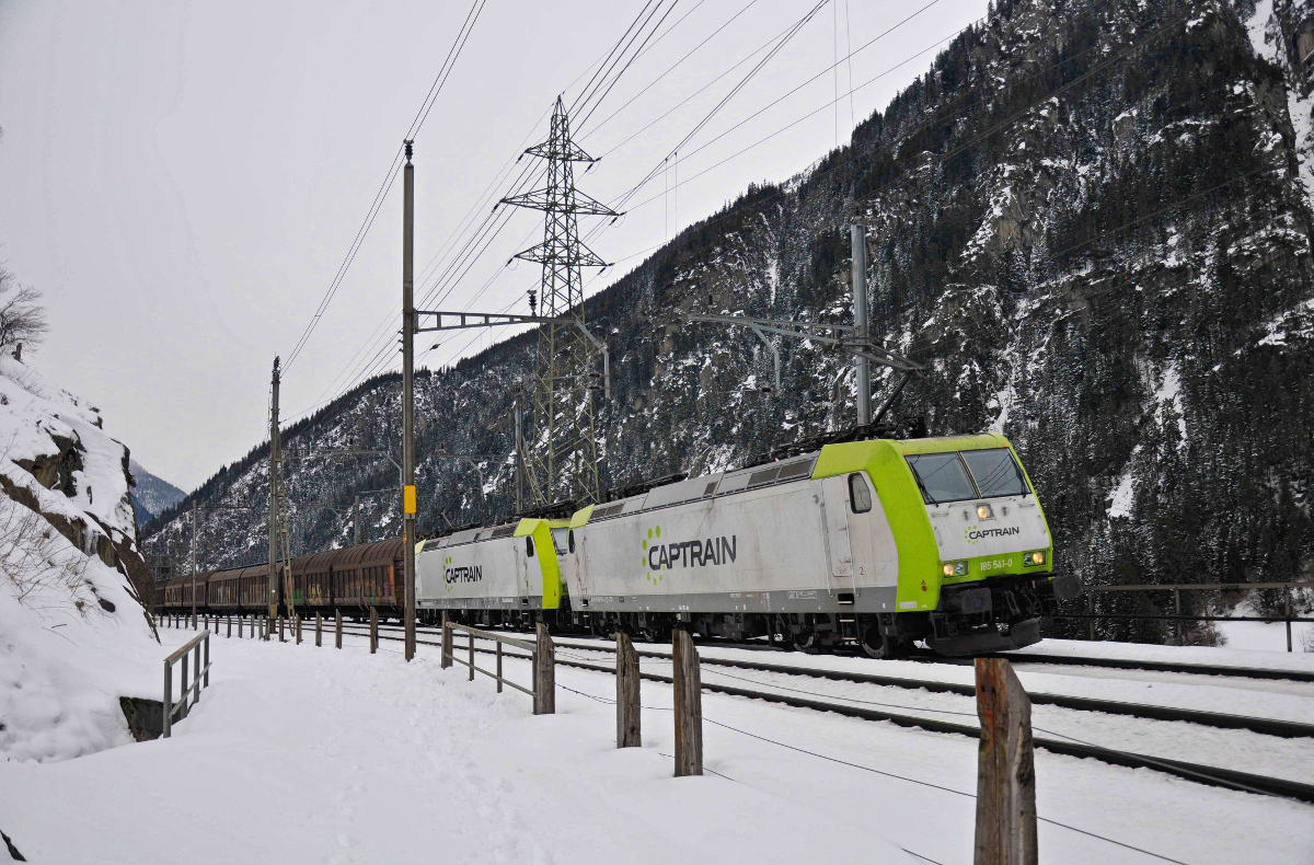 Die beiden Captrain BR 185, führend die 185 541-0, erreichen in wenigen Augenblicken mit ihrem Güterzug den Bahnhof Göschenen. Aufgenommen am 23.02.2015