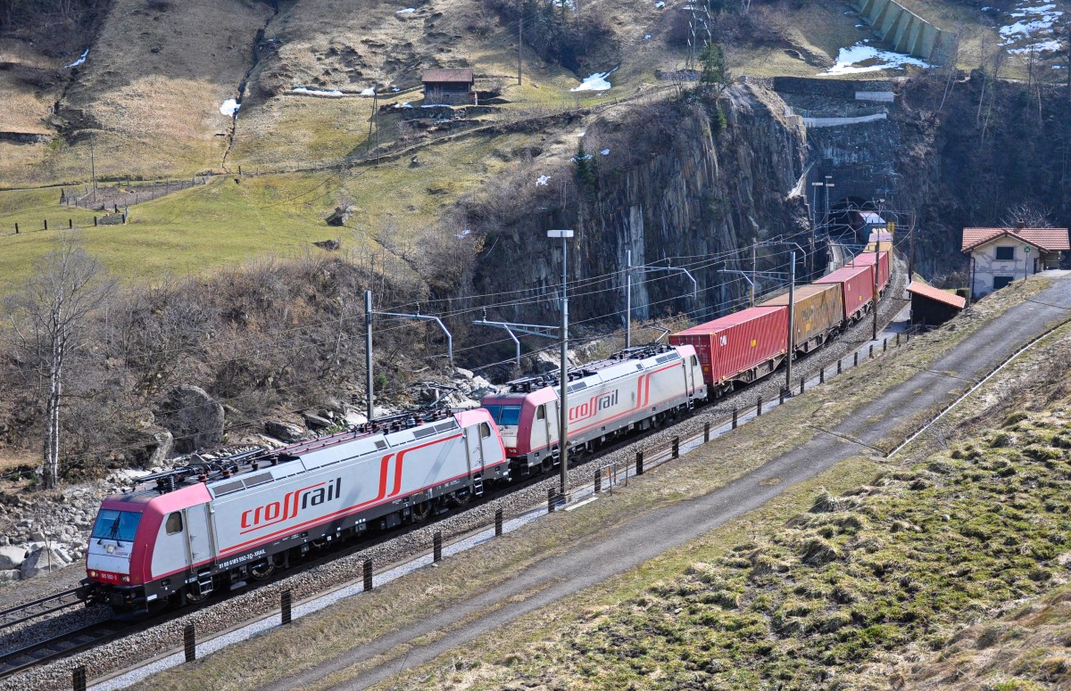 Die beiden Crossrail 185 592-3 und 185 600-4 bremsen ihren Containerzug durch die Wattinger Kurve den Gotthard hinunter. Aufgenommen am 20.03.2015 bei Wassen  
