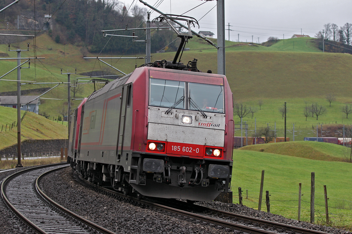 Die beiden Crossrail Maschinen 185 602 und 185 597-2 rollen bei Arth-Goldau mit einem Containerzug vorüber.Bild vom 2.12.2014