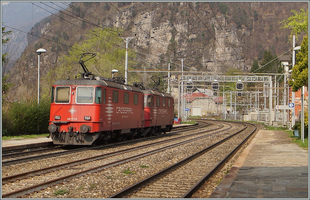 Die beiden Crossrail Re 436 111-9 und 114-3 auf dem Weg Richtung Norden bei der Durchfarht in Varzo. 
11. April 2015