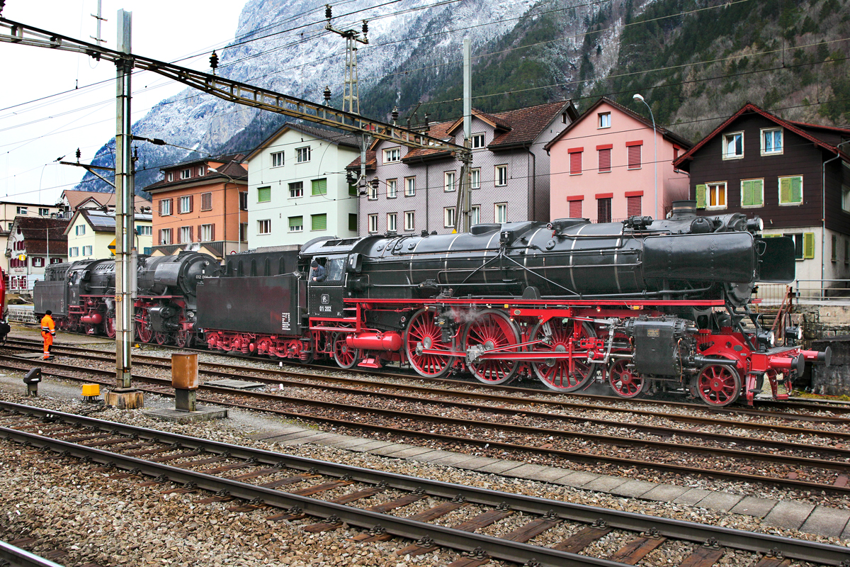 Die beiden Dampflokomotiven 01 202 und die 01 1066 rangieren im Bahnhof Erstfeld zum Wasserfassen.Bild vom 5.3.2015