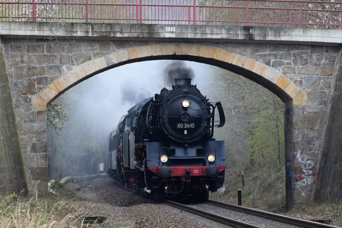 Die beiden Dampfloks 50 3610 und 35 1097 sind am 14.04.2019 kurz vor Wilthen unterwegs mit einem Sonderzug nach Rumburk (CZ.