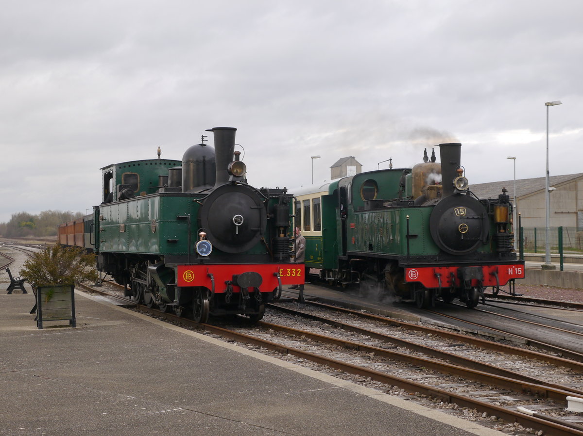 Die beiden Dampfloks ETAT-E332(2'C Fives-Lille 1909) und Noyon-Guiscard-Lassigny-15(1'C Haine-St-Pierre 1920) der CFBS im Kopfbahnhof Noyelles-sur-Mer.

Die Chemin-de-Fer-de-la-Baie-de-Somme (CFBS) ist eine meterspurige Museumseisenbahn in Nordfrankreich an der Mündung der Somme in den Atlantik.
26.03.2016 Noyelles-sur-Mer 