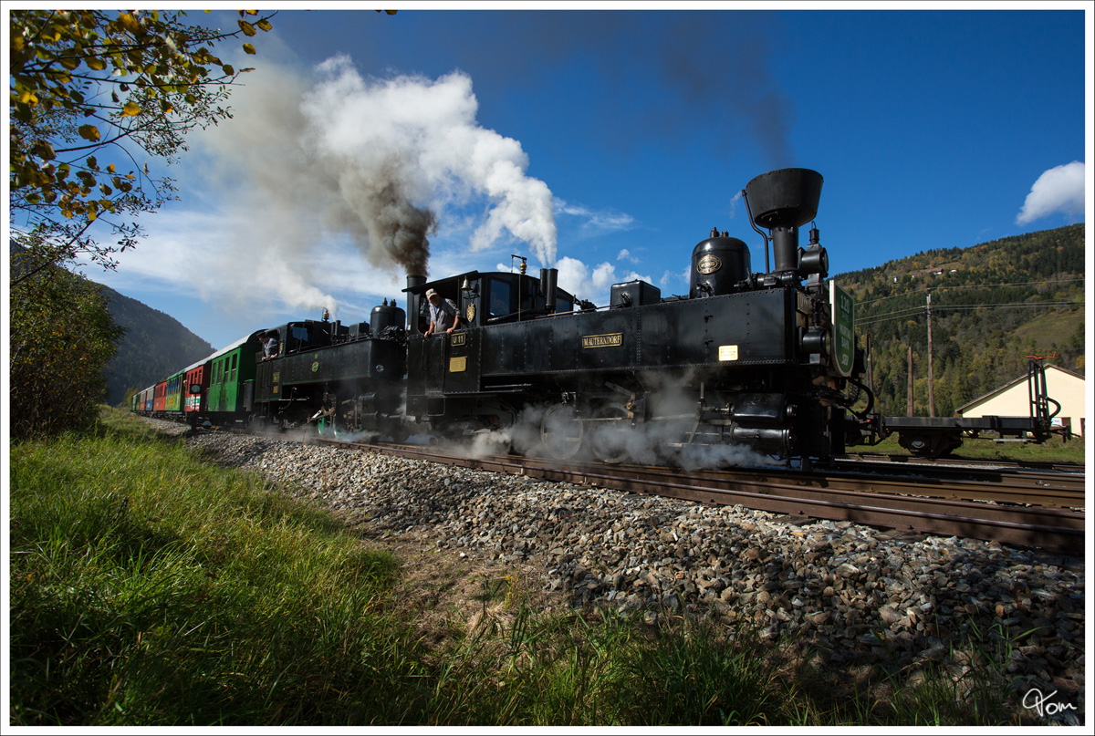 Die beiden Dampfloks, STLB U11 und BH1 fahren mit dem Jubiläumszug  120 Jahre Murtalbahn  von Tamsweg nach Murau.  
Stadl an der Mur 10.10.2014