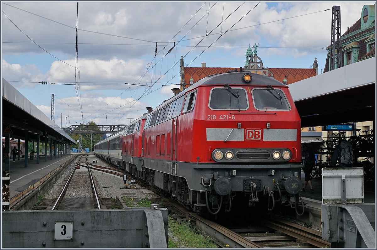 Die beiden DB 218 421-6 und 218 423-2 haben einen EC von München nach Lindau gebracht. Die Traktion für die Weiterfahrt des Zuges nach Zürich übernimmt nun eine SBB Re 4/4 II (Re 421) 

24. Sept. 2018