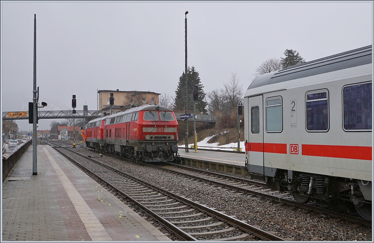 Die beiden DB 218 439-9 und 495-0 setzen sich vor ihren IC 2012  Allgäu  um ihn nach Stuttgart (?) zu bringen.

15. März 2019