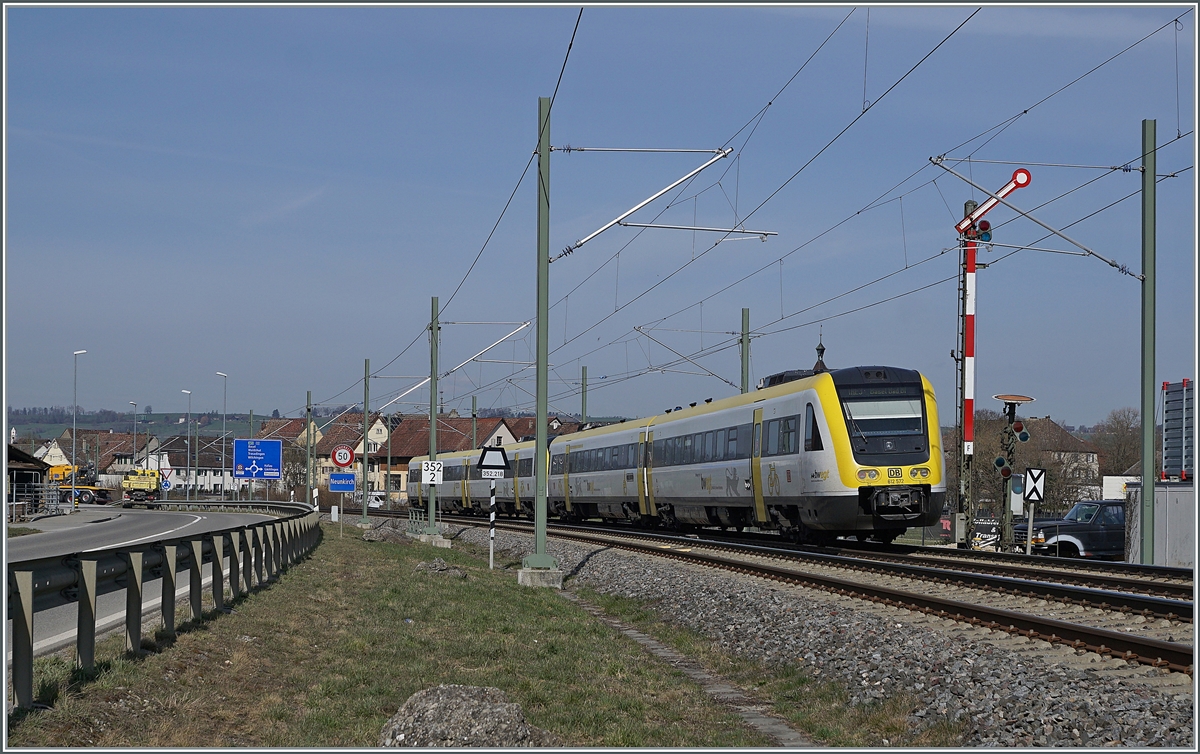 Die beiden DB 612 067 und 612 572 sind bei Neunkirch im Klettgau auf der Fahrt nach Basel Bad Bf. Die IRE3 fahren nun nicht mehr ab Ulm nach Basel, sondern ab Friedrichshafen oder Singen. Die geplante Strasse ist gebaut und auch Bahn ist nun zweispurig und elektivziert. 

25. März 2021

