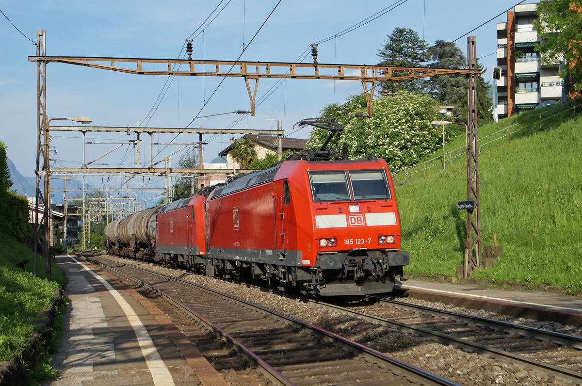 Die beiden DB Lok haben noch einige Kilometer vor sich, bevor sie wieder ihren  Stromabnehmer mit der breiten DB Schleifstück heben dürfen. 
Lugano Paradiso, den 5. Mai 2014