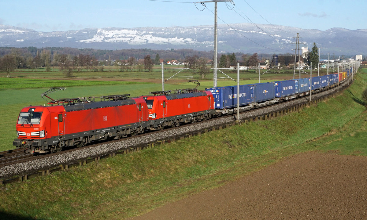 Die beiden DB Vectron 193 332 und 193 339 mit einer Sonderleistung am 10. Dezember 2019 bei Bollodingen in Richtung Süden unterwegs.
Foto: Walter Ruetsch