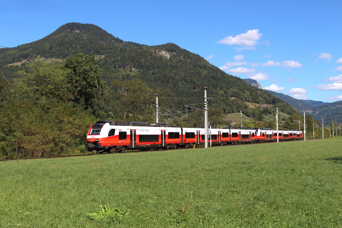 Die beiden  Desiro Mainline  4746 142 und 4746 139 rollen als Interregio IR583 von Klagenfurt Hbf nach Graz Hbf mit dem Zugteil aus Innsbruck Hbf am 15.9.2026 kurz vor Frohnleiten bei Peugen ihrem Ziel entgegen.