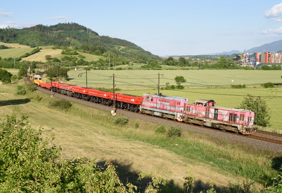 Die beiden Diesellokomotiven 730 618 und 742 664  Anicka  des Eisenbahnverkehrsunternehmens TSS GRADE, a.s. waren am Abend des 23. Juni 2022 mit einem Bauzug gen Žilina unterwegs und wurden unweit des Thermenortes Bešeňová fotogrgrafiert.