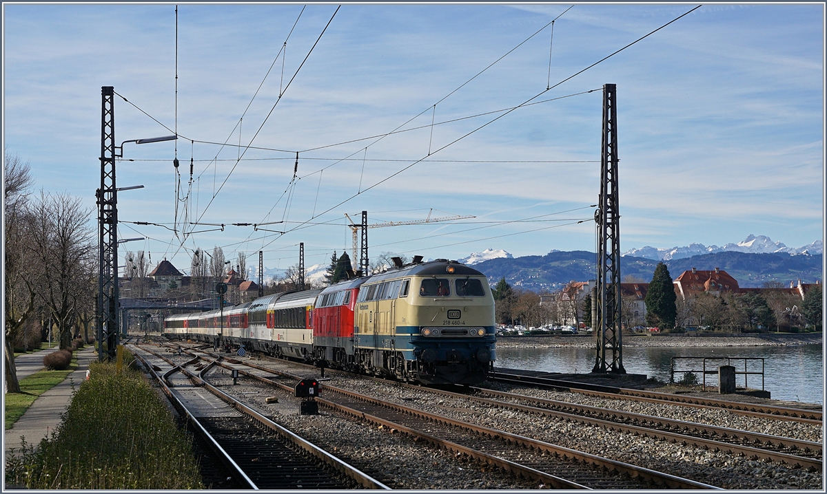 Die beiden Dieselloks 218 460-4 (Westfrankenbahn) und 218 419-0 (DB) haben den EC 191 übernommen und verlassen nun Lindau Richtung München Hbf. 

17. März 2019