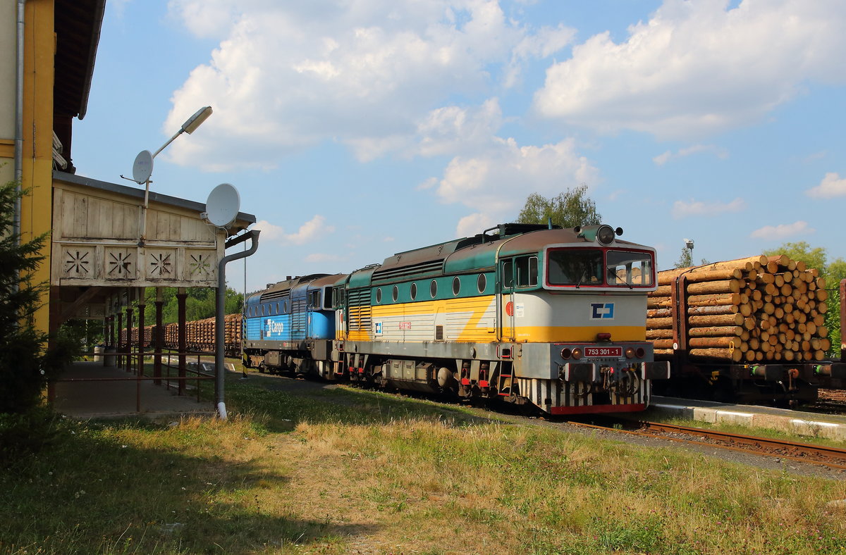 Die beiden Dieselloks der CD Cargo 753 301 und 750 061 rangieren an einen Holzzug in Sluknov. Aufgenommen am 12.08.2020 