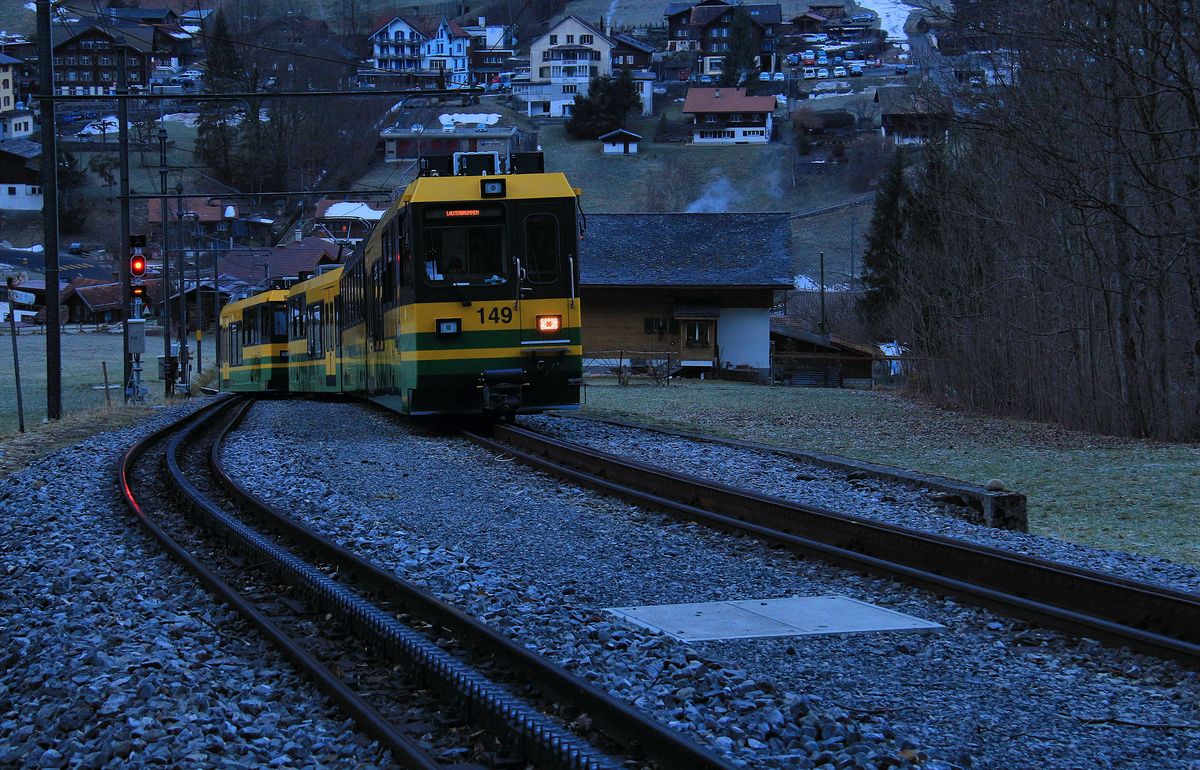 Die beiden dreiteiligen Panorama-Triebwagen 147 zund 149 in der Ausweiche Witimatte ob Lauterbrunnen; gut zu sehen ist die alte Riggenbach-Zahnstange im seltener benutzten Ausweichgleis. 13.Januar 2018. 