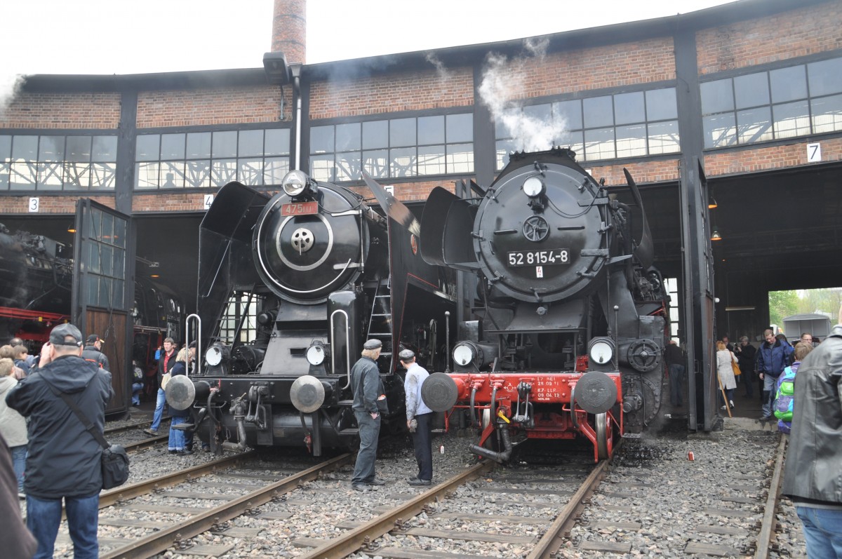 Die beiden Eisenbahner  bestaunen und bewundern wohl die Maschine des anderen .Am 12.04.2014 in Dresden auf dem Gelände des ehemaligen Bw zum 6. Dampfloktreff