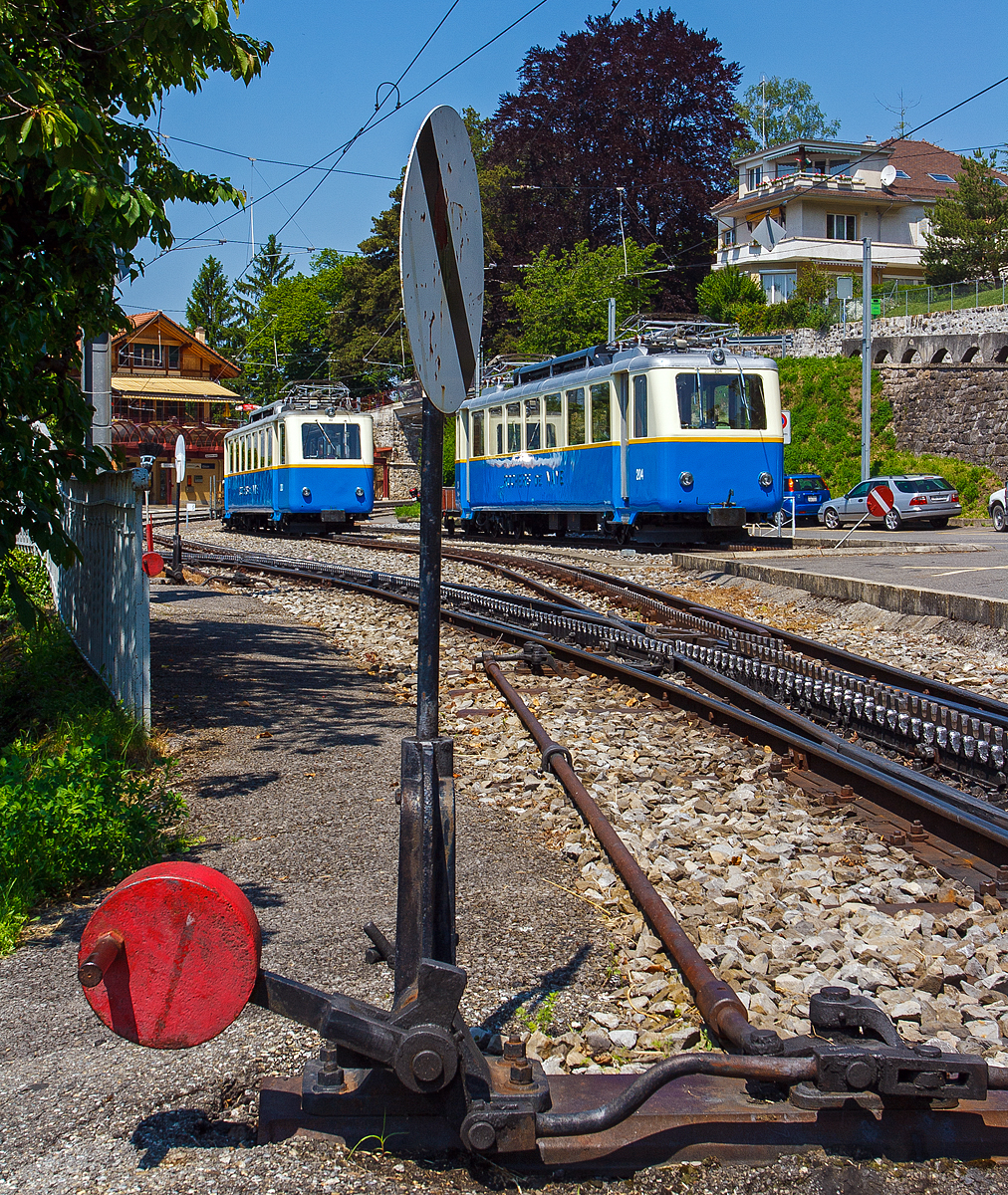 
Die beiden Elektrischen Zahnradtriebwagen Bhe 2/4 203 und  Bhe 2/4 204 (beide ex BChe 2/4) der Transports Montreux-Vevey-Riviera (MVR), ex Montreux–Territet–Glion–Rochers-de-Naye-Bahn (MTGN), am 26.05.2012 abgestellt im Bahnhof Glion. 

Die Triebwagen wurde 1938 von der Schweizerische Lokomotiv- und Maschinenfabrik (SLM) in Winterthur gebaut, der elektrische Teil ist von BBC.

Technische Daten:
Spurweite:  800 mm
Zahnstangensystem:  Abt
Achsfolge:  2'z 2'z
Länge über Puffer:  15.050 mm
Eigengewicht:  15.5 t
Höchstgeschwindigkeit: 18 km/h
Leistung: 150 kW
Fahrleitungsspannung:  850 V =
