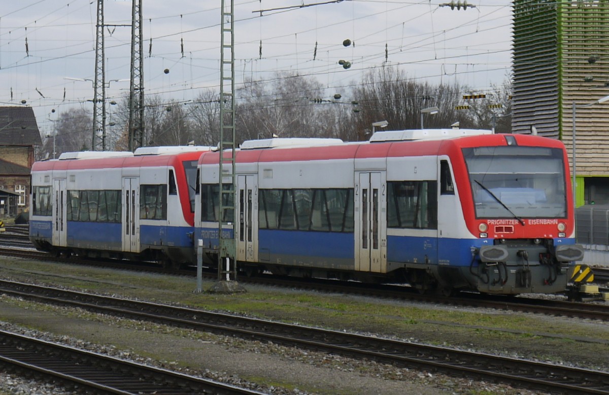 Die beiden ex-PEG 650.05 und 650.08 (95 80 0 650 566 und 69) warten in Offenburg auf ihren Einsatz als Durchlauf nach Oberharmersbach (18.12.13).