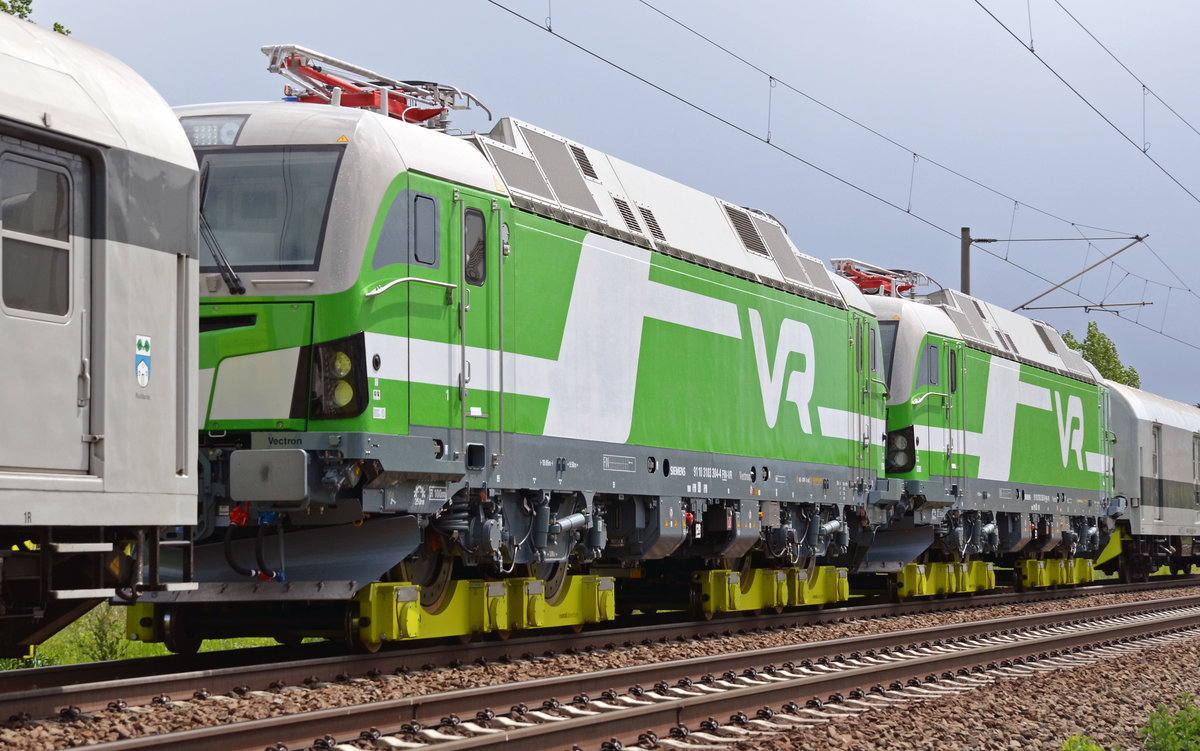 Die beiden für Finnland gefertigten Vectrons 103 304 und 303 wurden am 15.05.16 von Railadventure mit 103 222 nach Rostock überführt. Zwischen ihren Bremswagen hängend passierten sie Greppin.