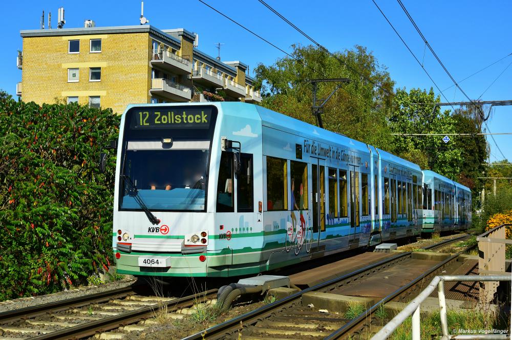 Die beiden für das KVB-Rad werbenden Niederflurwagen 4041 und 4064 auf der Neusser Straße am 21.09.2019.