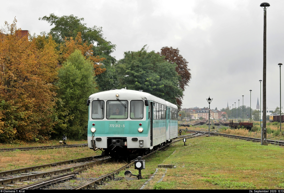 Die beiden für den Pendelverkehr eingesetzten Triebwagen 772 312-5 (771 012-2 | 171 012-2 | VT 2.09.067 | 95 80 0772 006-2 D-BSV) und 772 367-9 (771 067-6 | 171 067-2 | VT 2.09.067 | 95 80 0772 007-0 D-BSV) werden beim Herbstlokfest des Lokschuppen Staßfurt auf ein anderes Gleis rangiert, um den Bahnsteig für die gleich eintreffende Rundfahrt freizumachen.

🧰 Fahrzeugsammlung Pester für die Eisenbahnfreunde Traditionsbahnbetriebswerk Staßfurt e.V.
🕓 26.9.2020 | 12:13 Uhr