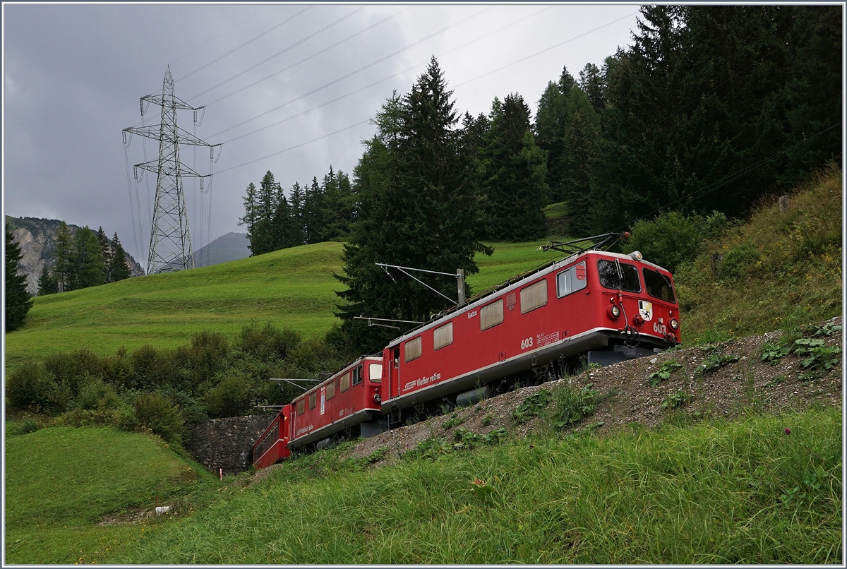 Die beiden Ge4/4 I 603 imd 602 waren schneller als ich auf der dritten Ebene angelangt und so gab es nur ein Bild von diesem etwas tiefen Standpunkt aus. 
Bei Bergün Bravuogn, den 11. September 2016