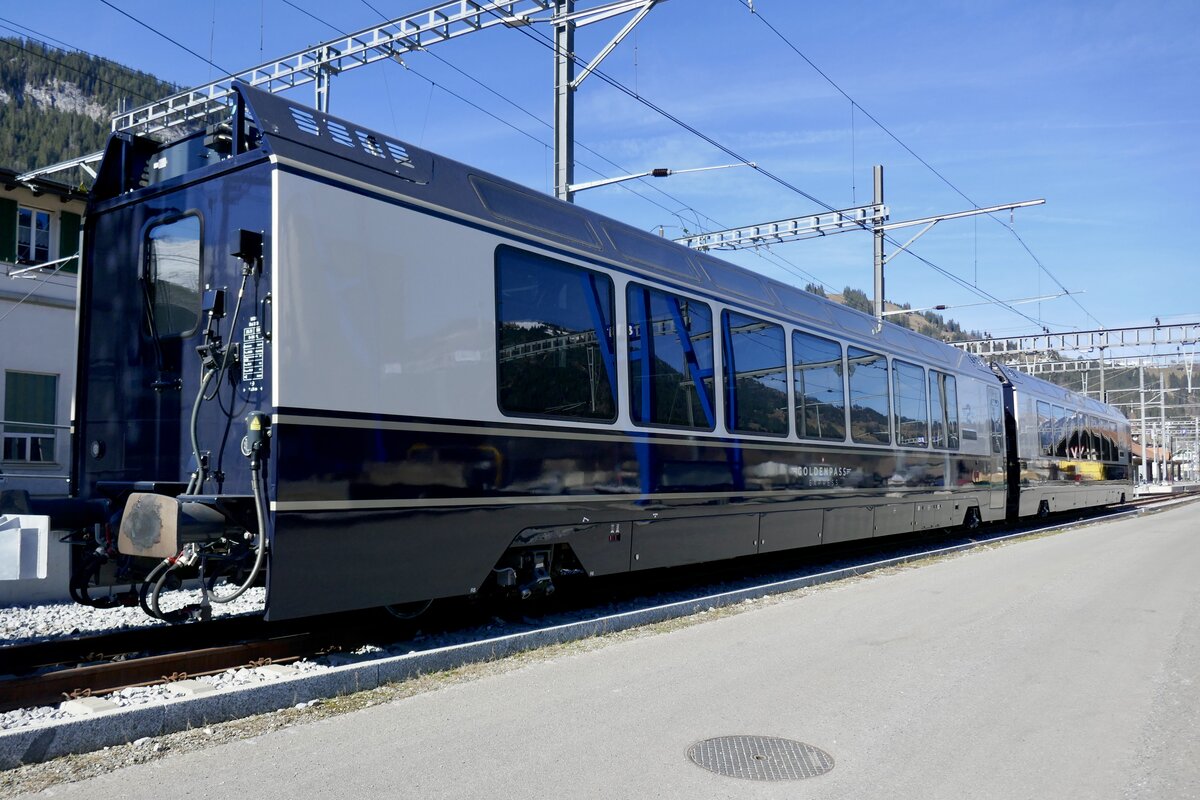 Die beiden GPX Imterfacewagen Bsi 293 und 292 am 19.2.23 beim Bahnhof Zweisimmen abgestellt.