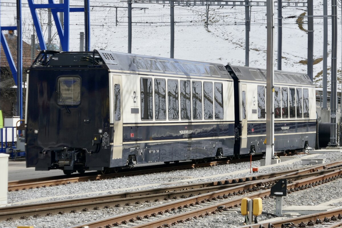 Die beiden GPX Interfacewagen 292 und 293 am 19.2.23 beim Bahnhof Zweisimmen abgestellt.