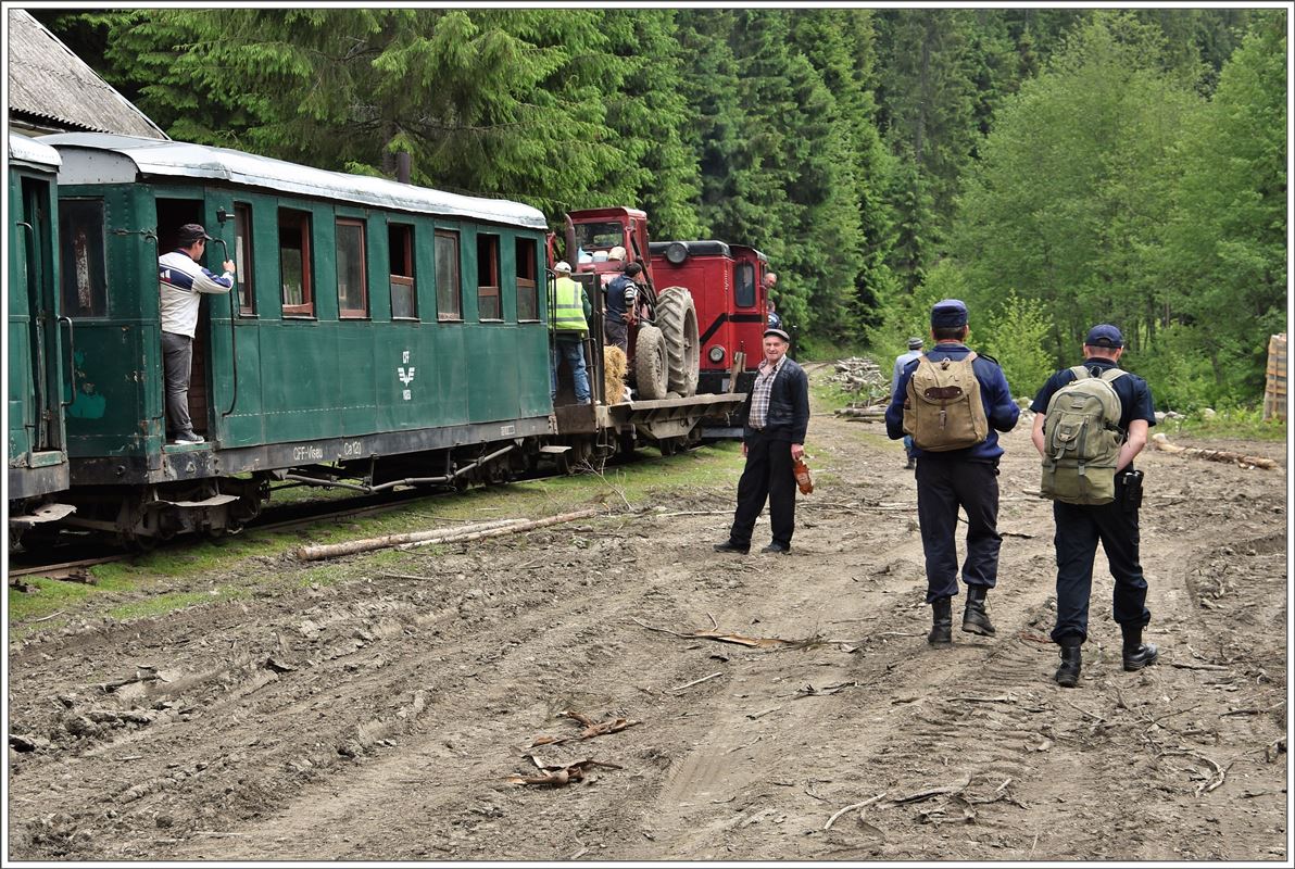 Die beiden Grenzschützer machen sich auf den Weg zur nahen ukrainischen Grenze. (12.06.2017)