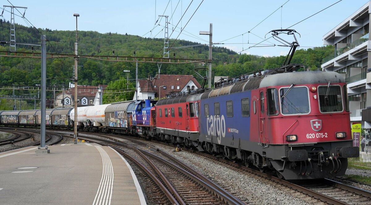 Die beiden  Grossen  Re 620 075-2  Gelterkinden  und 620 064  Köniz  beim Passieren der Fotokurve beim Bahnhof Baden am 2. Mai 2022.
Foto: Walter Ruetsch