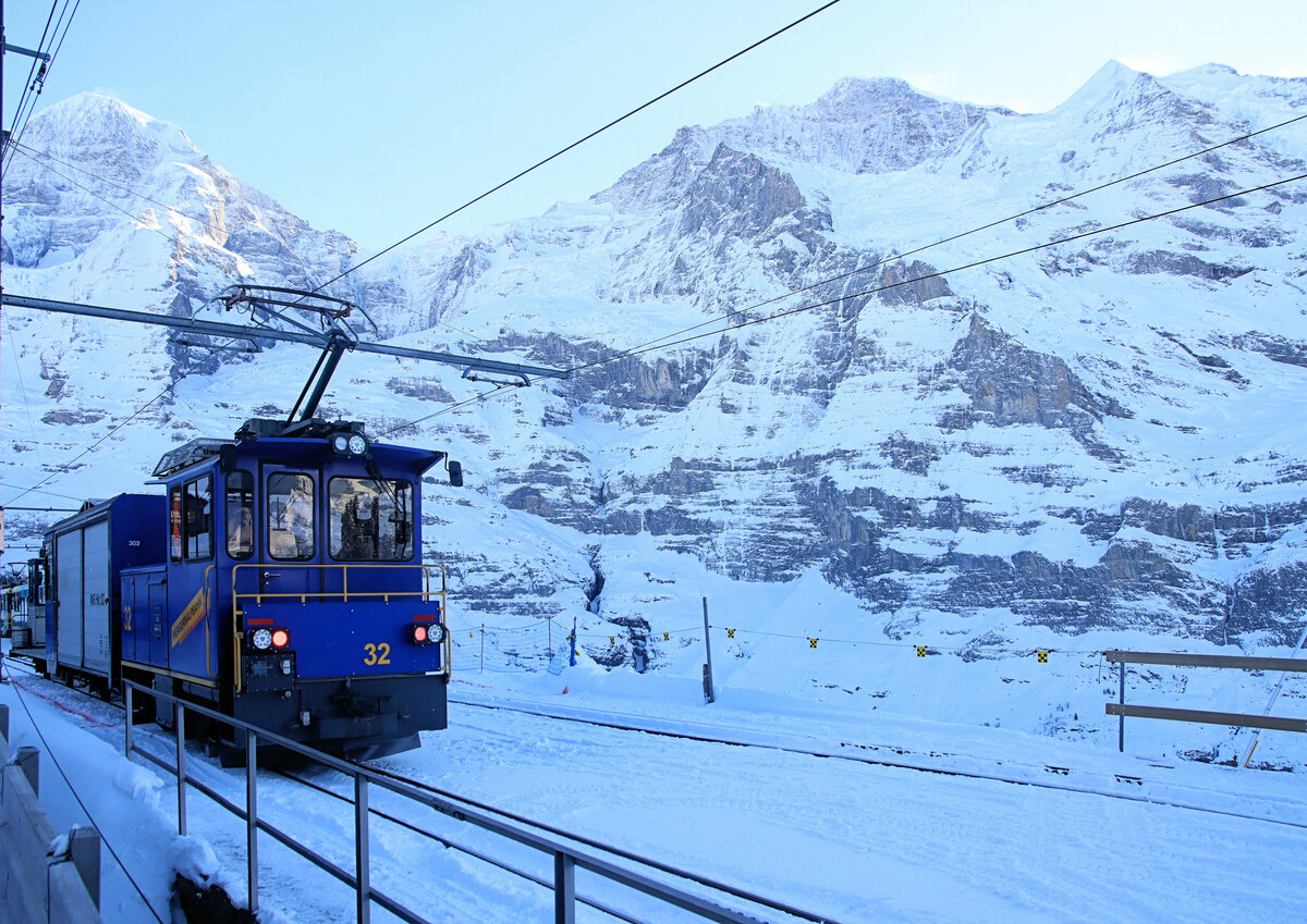 Die beiden Güterzuglokomotiven der Wengernalpbahn 31 und 32 von 1995: Lok 32 mit einem kurzen Güterzug auf der Wengernalp, 12.Januar 2024 