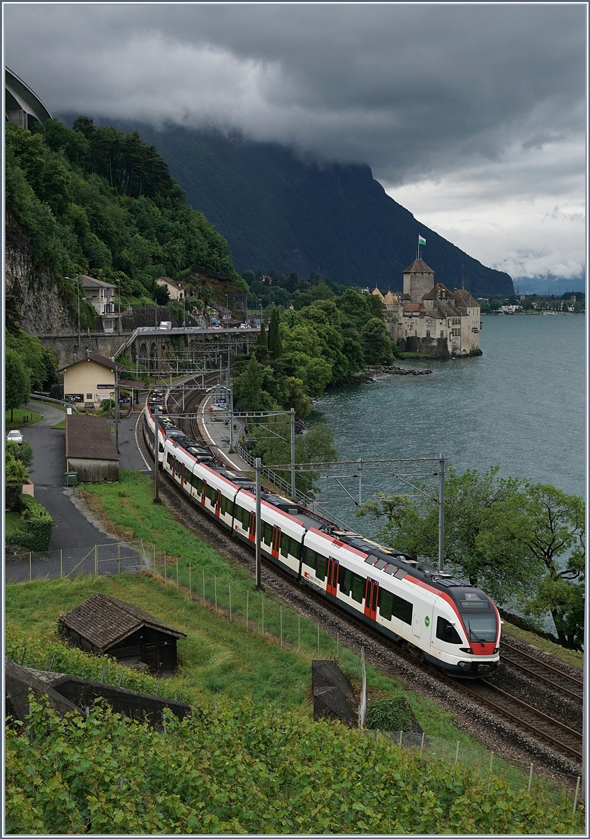 Die beiden hellen Flirts, die den Halt Veytaux-Chillon erreichen geben einen schöne Kontrast zum dunkeln Wetter im Hintergrund.
13. Juni 2018