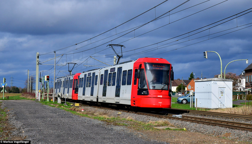 Die beiden HF6 5303 und 5307 als Linie 16 in Uedorf am 23.02.2024.