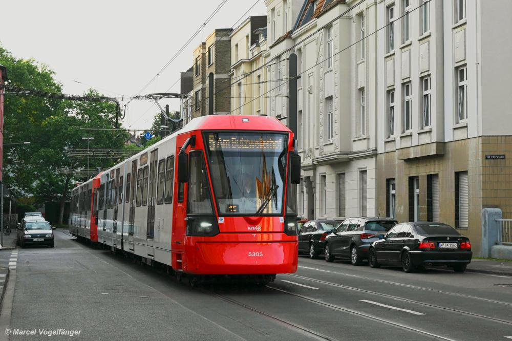 Die beiden HF6 5305 und 5306 befinden sich im Liniendienst. Hier auf der Nußbaumerstraße in Köln am 17.05.2022. 