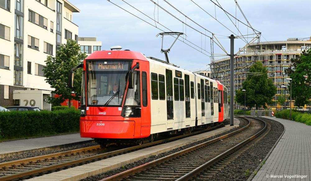 Die beiden HF6 5306 und 5305 befinden sich im Liniendienst. Hier kurz nach der Haltestelle  IKEA Am Butzweilerhof  in Köln am 17.05.2022. 