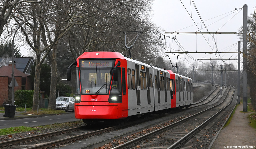 Die beiden HF6 5316 und 5317 befinden sich im Liniendienst. Hier zu sehen zusammen als Linie 5 auf der Rochusstraße in Köln Ossendorf am 25.01.2023.