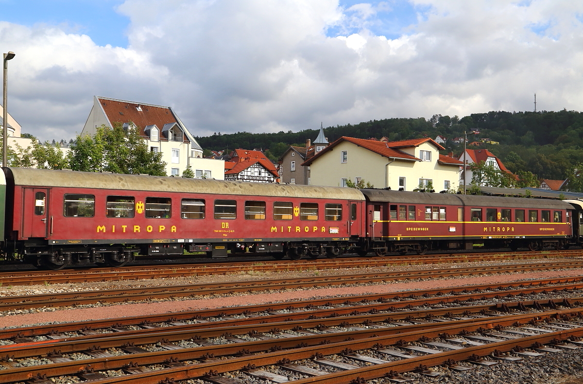 Die beiden historischen Speisewagen von  Berlin macht Dampf  aufgenommen am 05.09.2015 im Bahnhof Meiningen. Eingestellt waren sie in den vereinseigenen Schnellzug, welcher anläßlich der XXI. Dampfloktage im DLW hier angereist war.