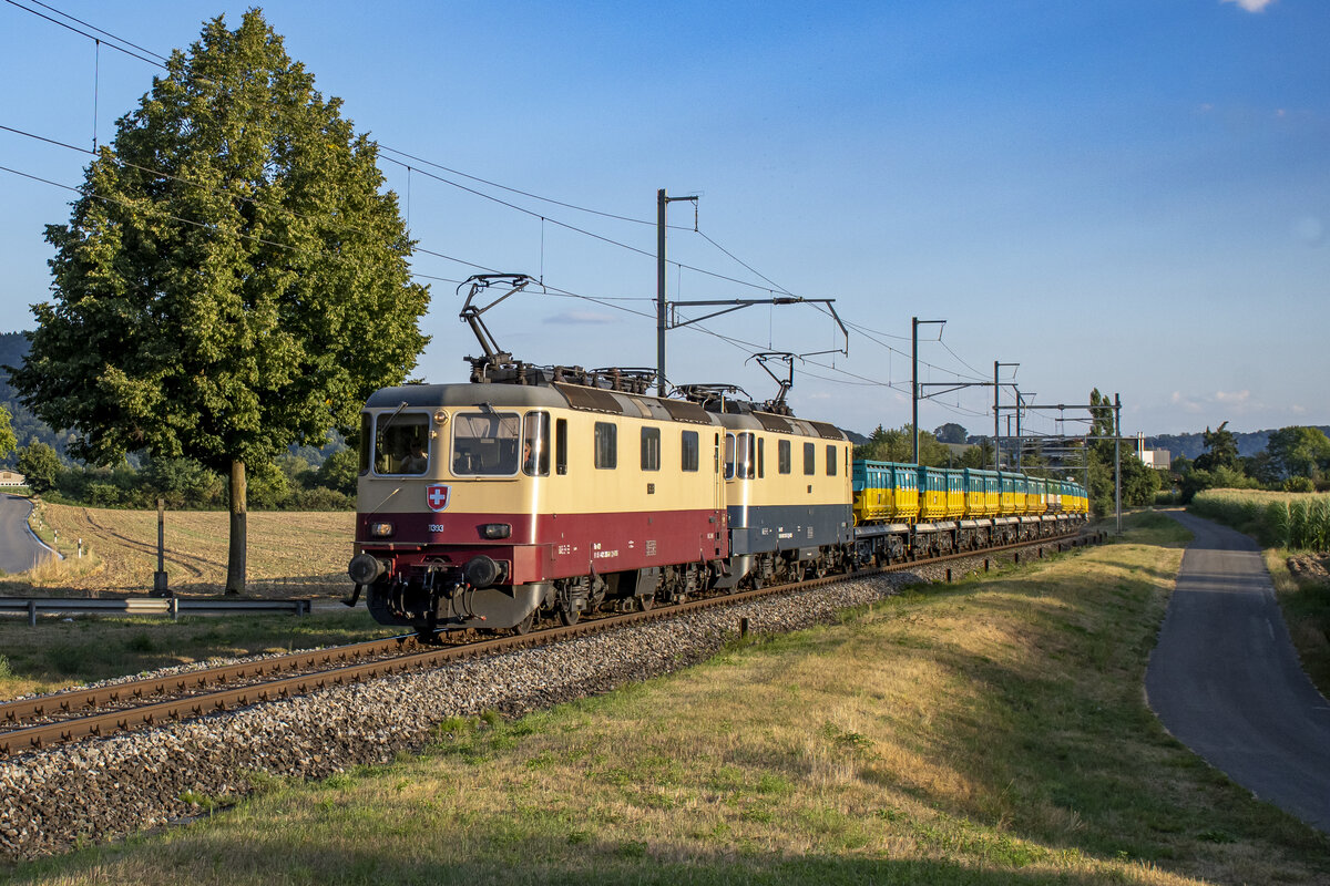 Die beiden IRSI / Transrail Re 421 11393 und 11387 sind bei Siggenthal unterwegs in Richtung Koblenz, aufgenommen am Abend des 31.07.2022.
