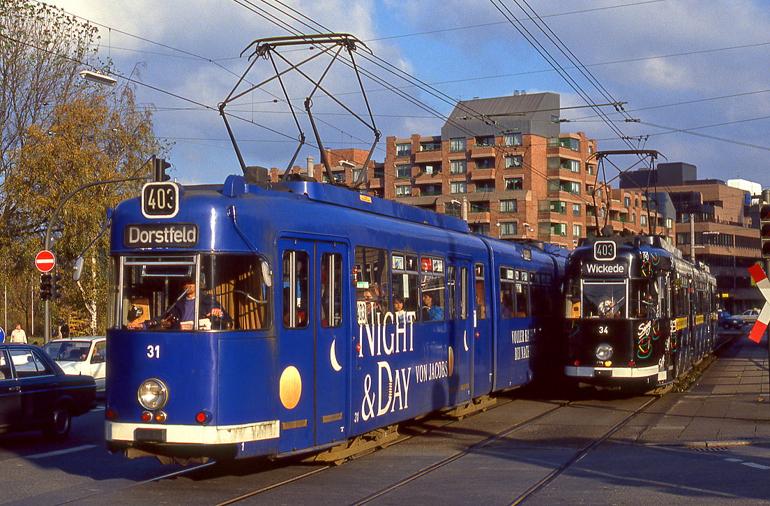 Die beiden Kaffee-Werbewagen 31 und 34 treffen sich am Westentor, 21.11.1991.