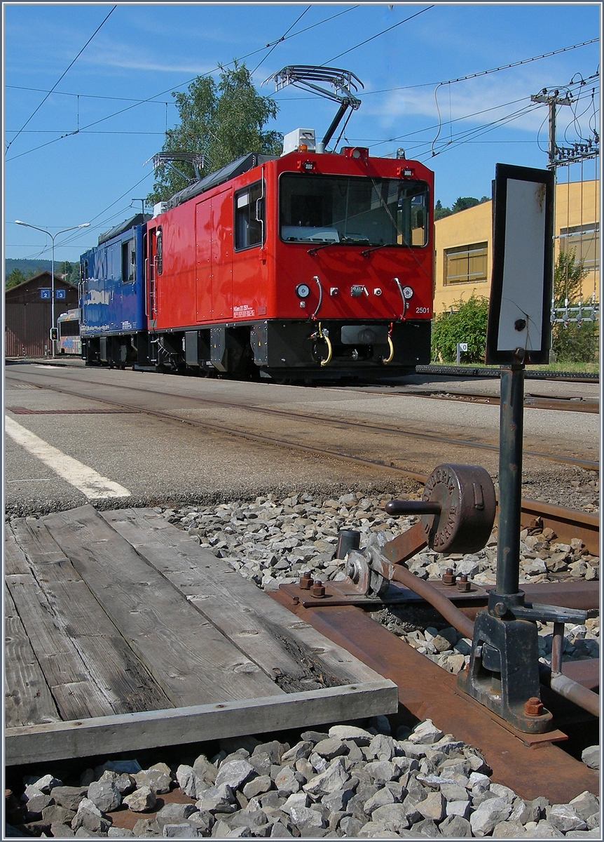Die beiden  Klötzchen , der MVR HGem 2/2 2501 und der MOB Gem 2/2 2502 in Blonay.
17. August 2016 
