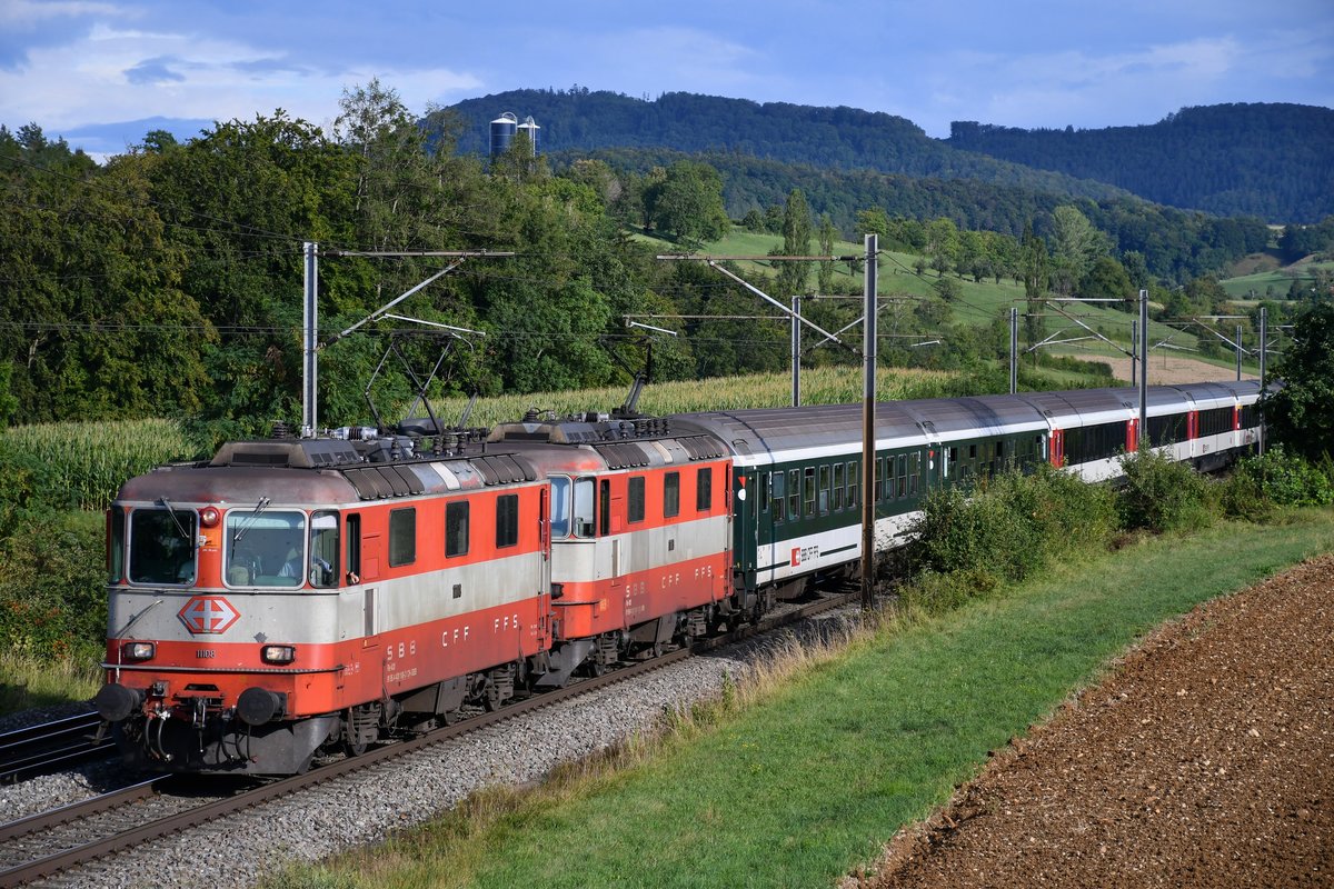 Die beiden letzten Swiss-Express Maschinen in der entsprechenden Lackierung, die Re 4/4 II 11108 und 11109, waren am 18.08.2020 vor dem IR 1980 (Zürich HB - Basel SBB) eingeteilt und konnten kurz vor Hornussen AG fotografisch festgehalten werden.