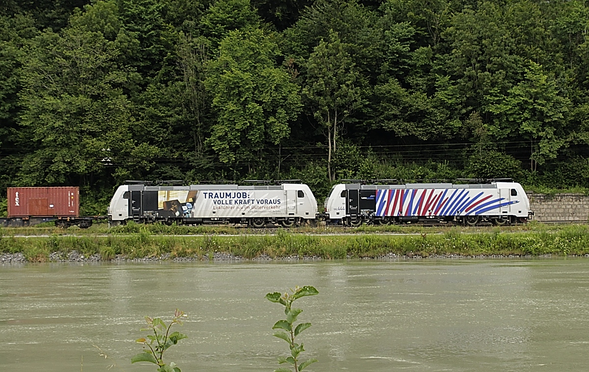 Die beiden Lokomotion-186 444 und 186 443 passieren am 17.07.2020 bei Kiefersfelden die österreichisch-deutsche Grenze. In diesem Bildausschnitt ist zu erkennen, dass sie dies - im Gegensatz zu den sonst von mir beobachteten Zügen - mit abgesenkten Stromabnehmern tun.