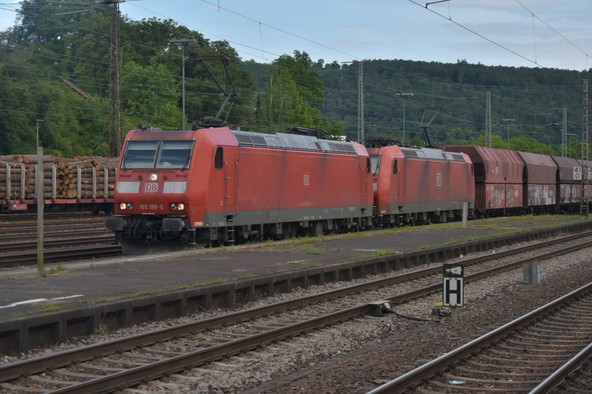 Die beiden Loks 185 188-0 und 185 075-9 sind mit einem wohl leeren Kohlezug in Neckarelz durch Gleis3 in Richtung Heidelberg fahrend unterwegs. 8.6.2020