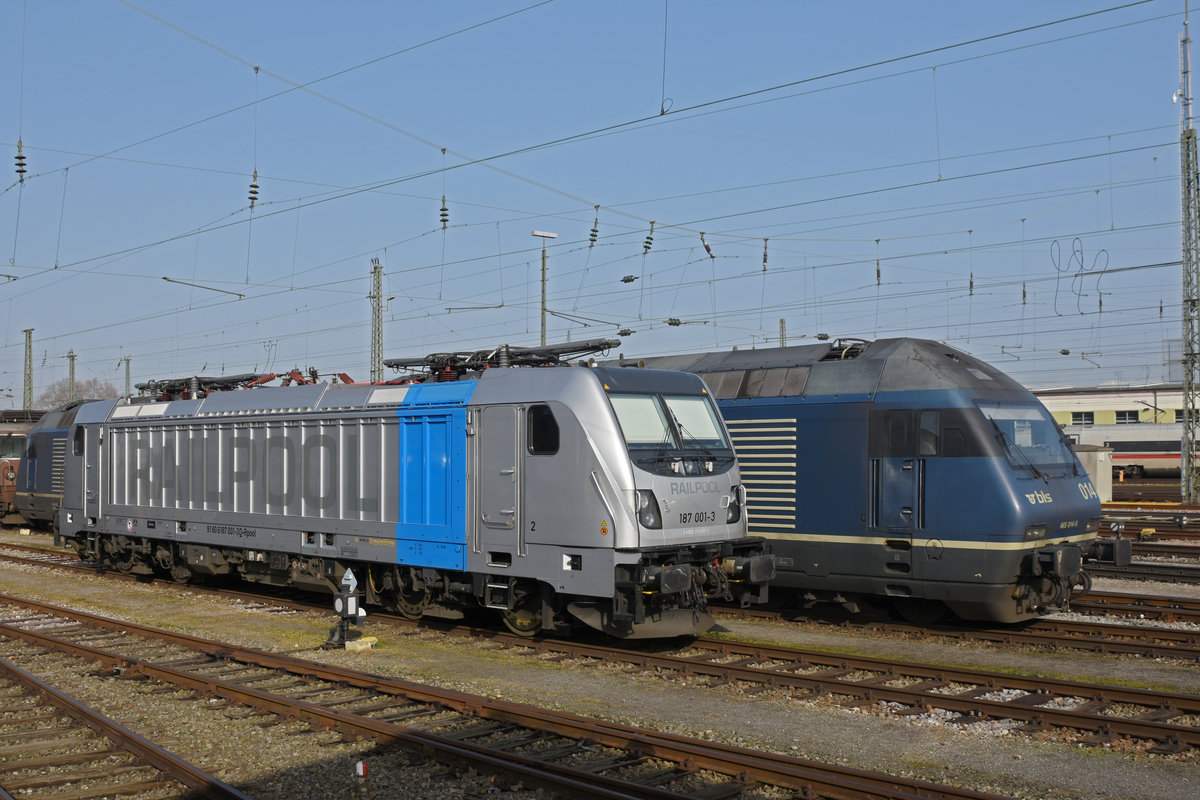 Die beiden Loks 187 001-3 und 465 014-9 stehen in der Abstellanlage beim badischen Bahnhof. Die Aufnahme stammt vom 24.01.2020.