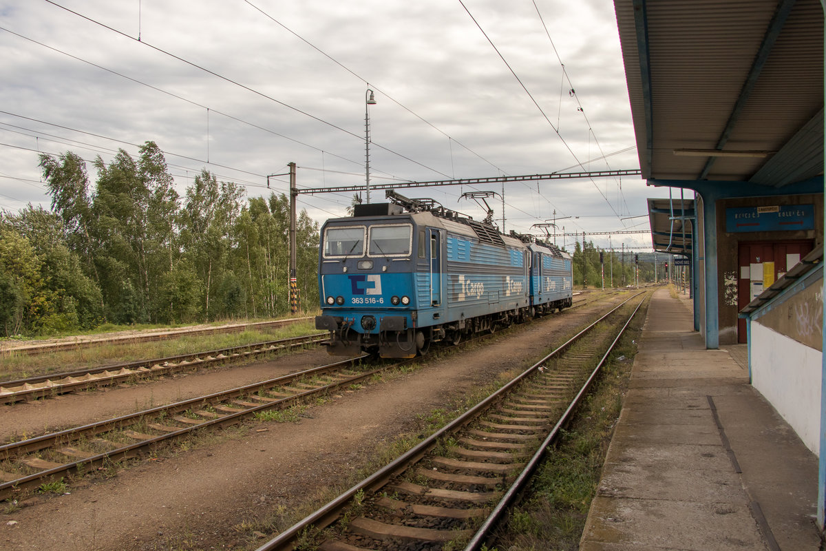 Die beiden Loks 363 505-9 und 363 516-6 fahren nach beendeter Arbeit ins Abstellgleis am Bahnhof Noce Sedlo u Lokte. Die Kohlewagen blieben an diesem 4. August 2017 einfach erstmal am Bahnhof stehen.
