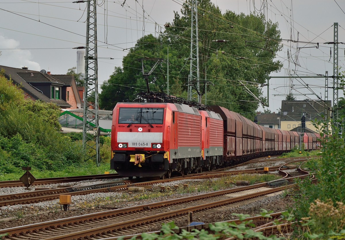 Die beiden mit Mittelpufferkupplungen versehenen Eloks 189 045-8 und 189 038-3 kommen mit einem Leerzug aus Dillingen durch den Grevenbroicher Bahnhof in Richtung Rheydt ber die Kbs 465 am 30.8.2013 gefahren.