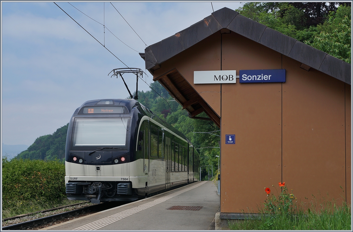 Die beiden Mohnblumen beim  Stationsgebäude  von Sonzier strahlen mit den Schlusslichtern des hier wendenden MVR MOB ABeh 2/6 7504  Vevey  um die Wette. 

16. Mai 2020