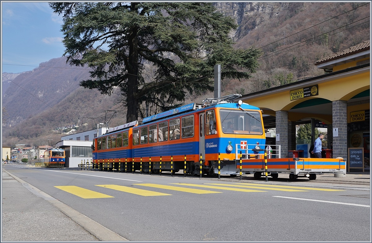 Die beiden Monte Generosso Bahn (MG) Triebwagen Bhe 4/8 11 mit Vorstellwagen M11 und der Bhe 4/8 12 machen sich in Capolago am frühen Nachmittag für die Bergfahrt bereit, wobei die Kapazität der beiden Züge wohl eher für die  Rückfahrt gebraucht wird.
21. März 2018