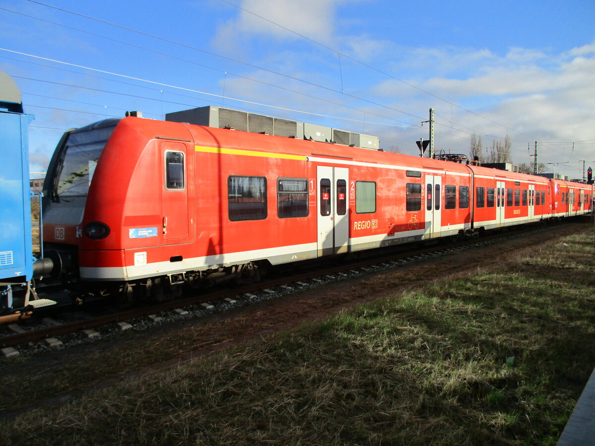 Die beiden Münchener 426 031 und 426 032 wurden,am 26.März 2023,nach Mukran gebracht.Hier der 426 032 in Bergen/Rügen. 