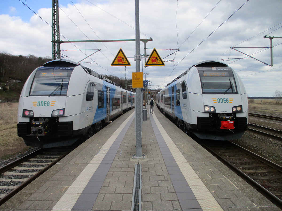 Die beiden Neuen bei der ODEG fotografierte ich am 02.April 2020 in Lietzow.Links 4746 805 als RE Lietzow-Sassnitz und Rechts 4746 806 als RE Sassnitz-Rostock.